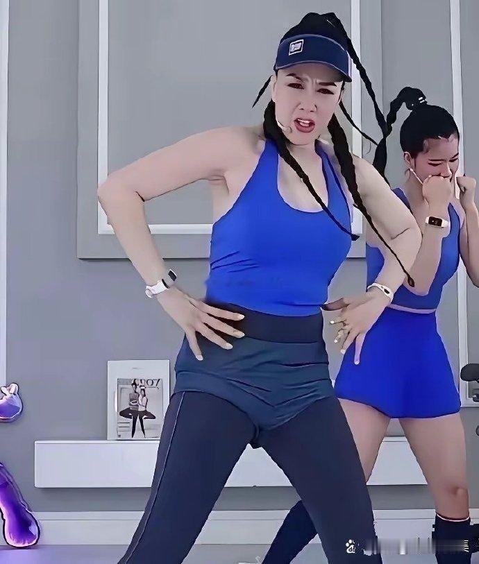 钟丽缇真的不适合直播健身啊，脸上的表情已经出卖了她​
