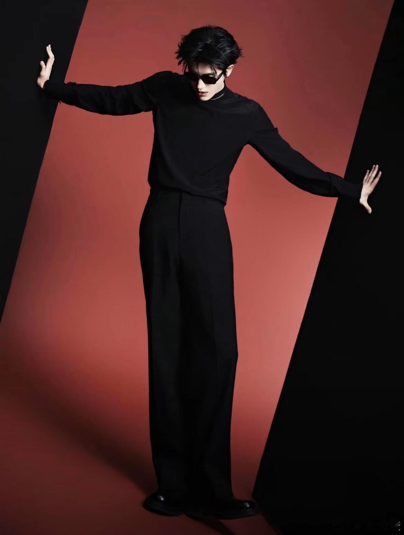 此男怎能如此之帅！！！！啊啊啊啊啊帅的我真是受不了了，这帅照看的我都心跳漏一拍谁