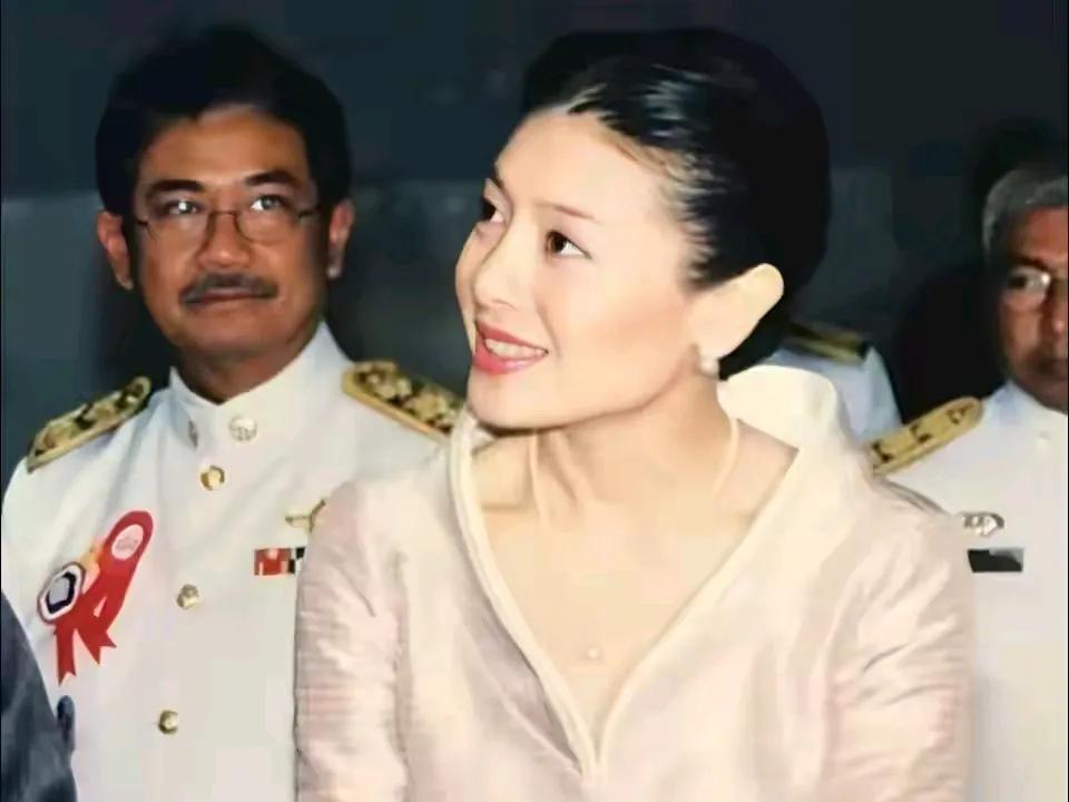 说西拉米是泰国国花都不为过，没有西拉米谁会关注泰国王室哦，我就是因为惊艳时光的西