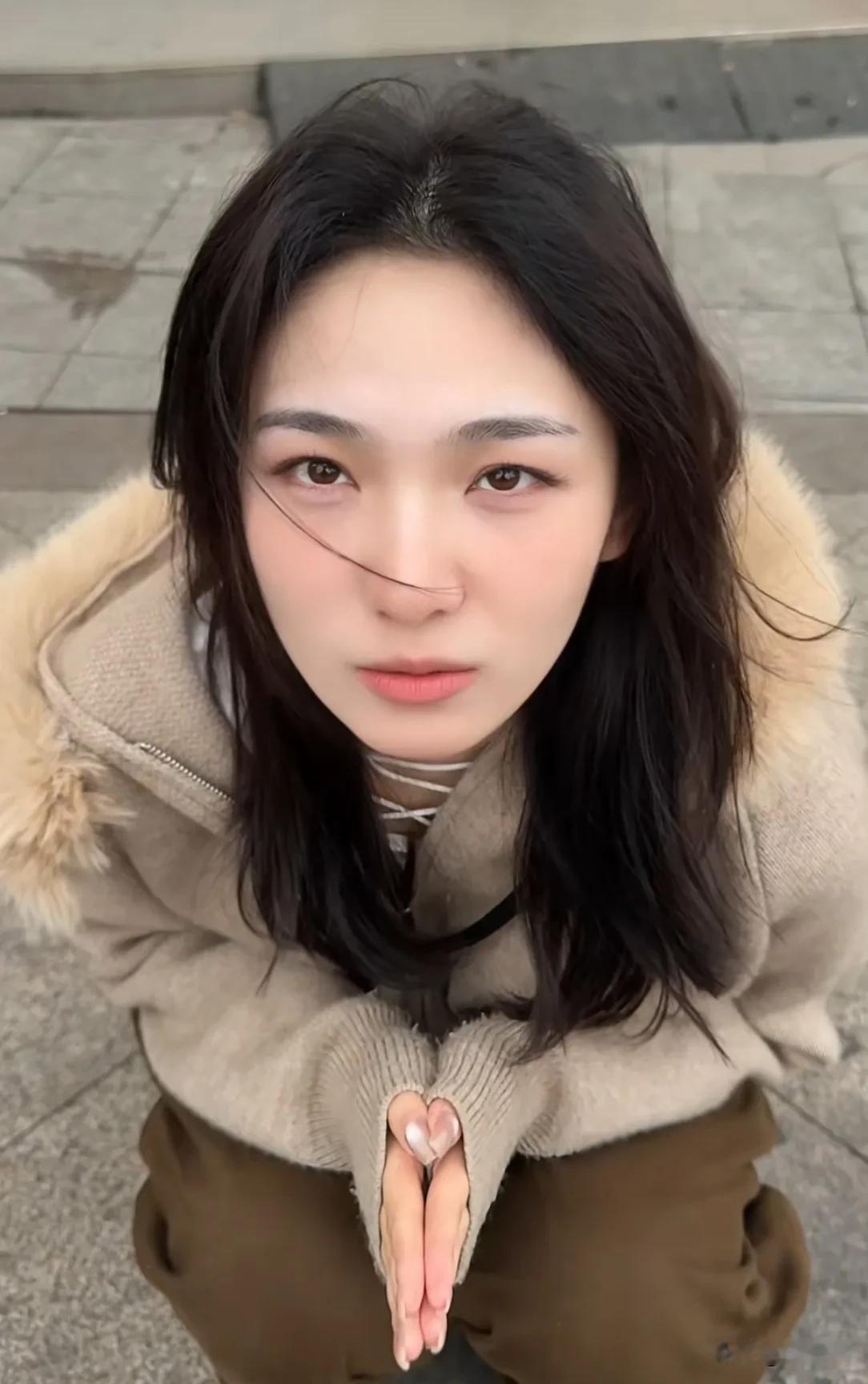 对面的小美女蹲在那里我见犹怜，好像没钱吃饭了，要不要帮助他一下？