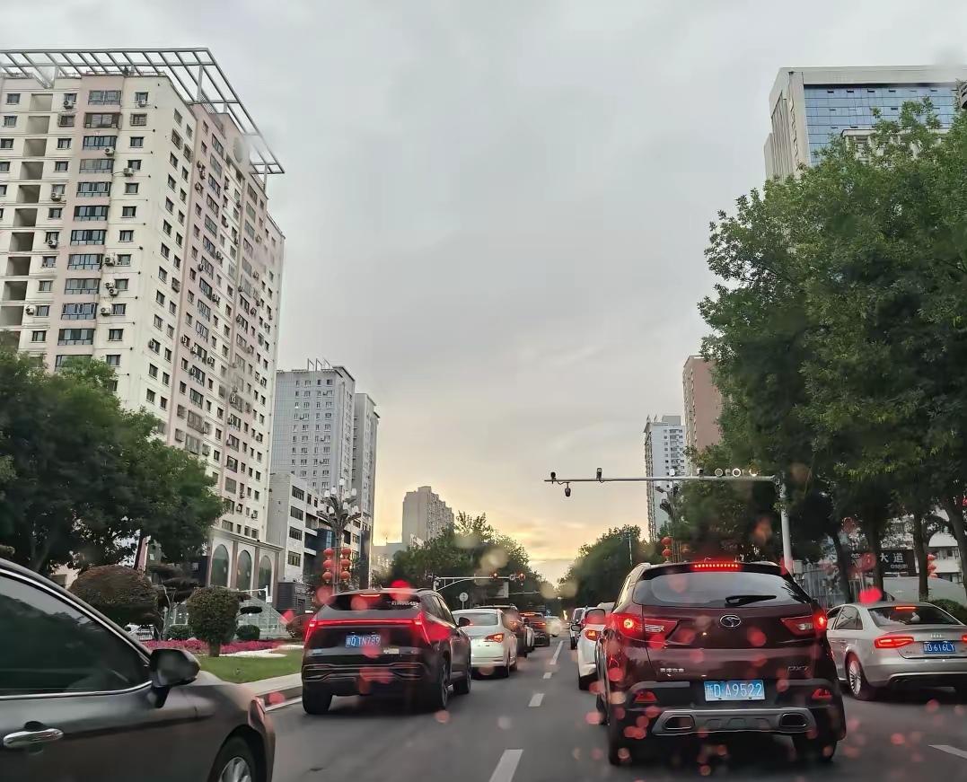新疆兵团里的城市在新疆，你会发现一个奇特的现象：新疆的城市，有“地方上