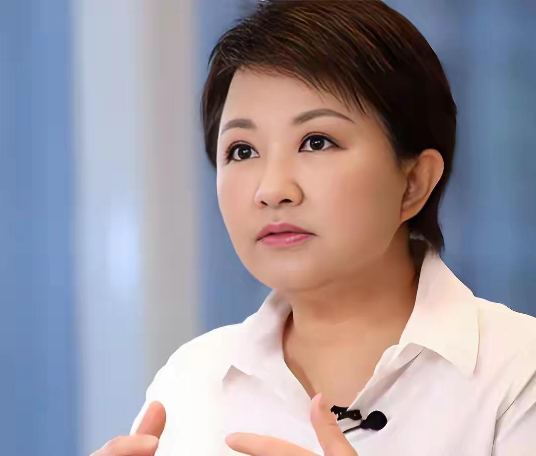 蓝营“台中誓师大会”上，卢秀燕的一番“肉麻”发言引发尴尬，郑丽文只能调侃自己