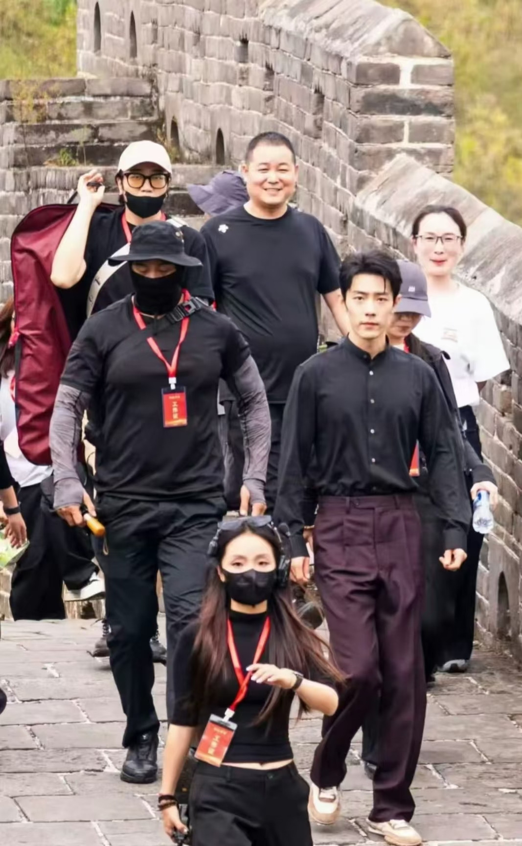 你羡慕今天偶遇肖战的人吗？我羡慕疯了。全中国都在调休上班，他在爬长城。而且不是普通的长城——是金山岭