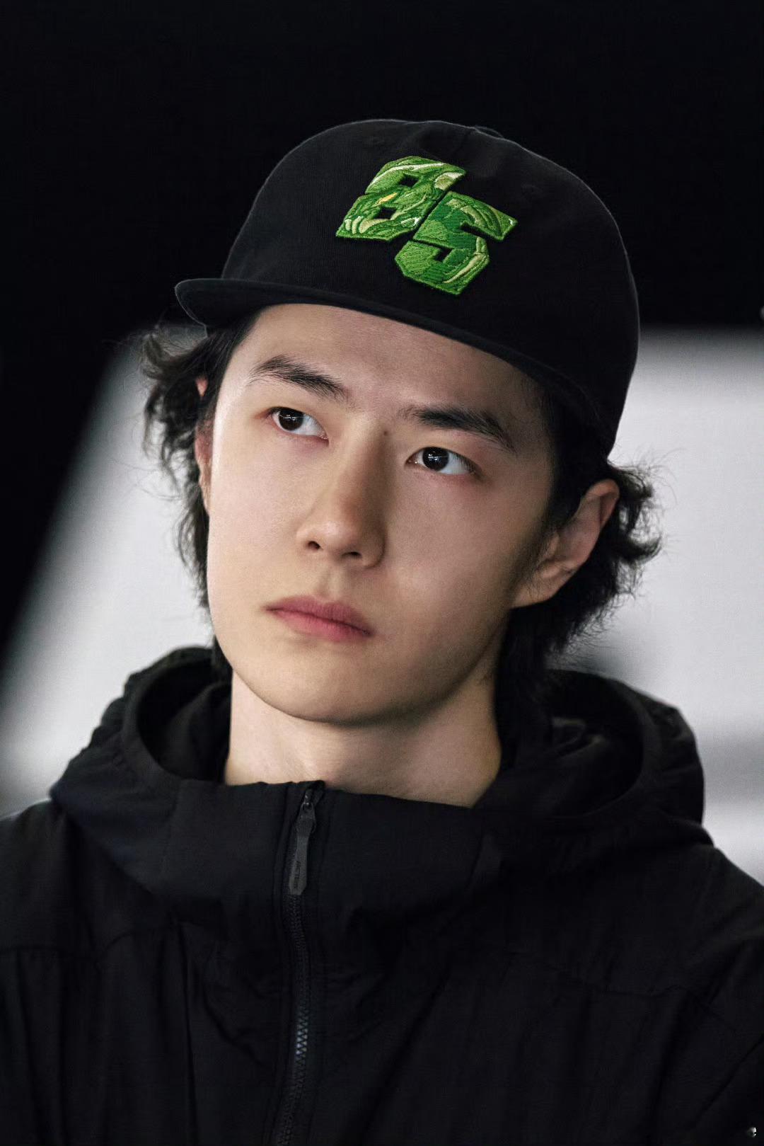 王一博赛前试车两种状态毫不夸张，我刷到下面三张图时，心跳慢了一拍，一个人怎么能集