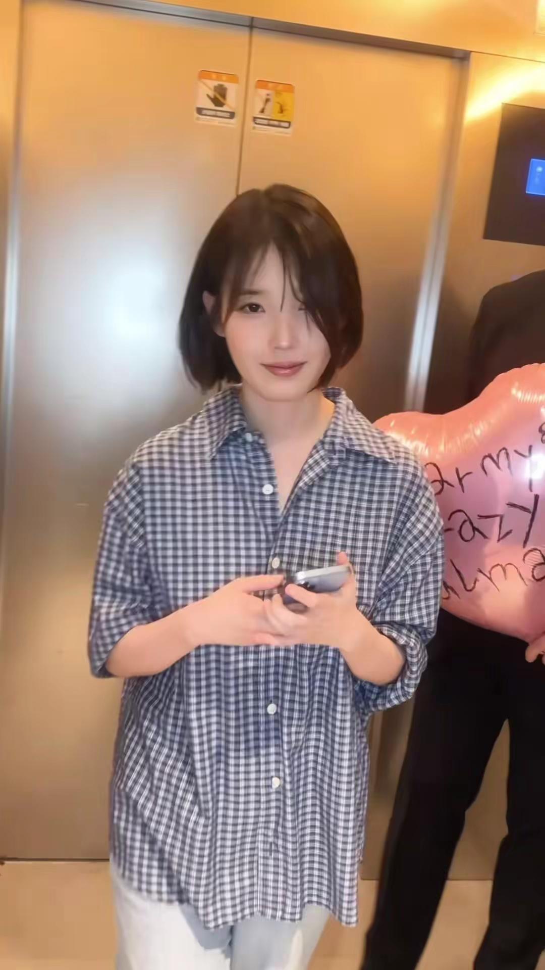 IU回归路透也太杀我了✨。国民女神全新状态依旧能打，每一帧都像神颜盛宴，完全是颜值暴击的程度，谁看了