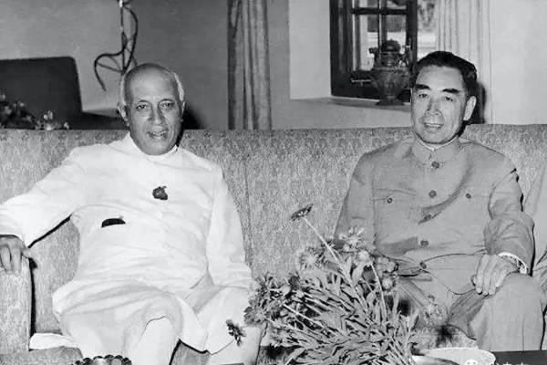 1962年，对印自卫反击战期间，毛主席正在听中印战争的战报，谁料，突然听到印度派