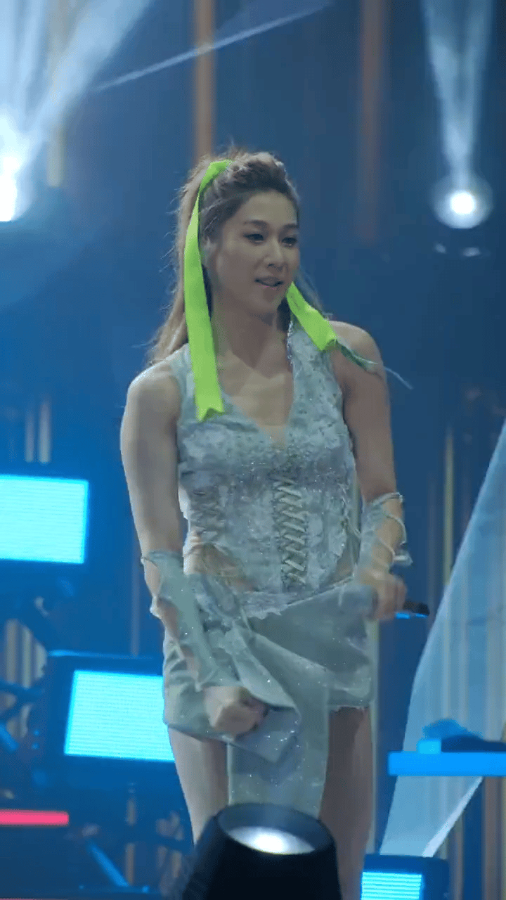 我感觉香港艺人开演唱会从不考虑形象好不好看单纯就是玩弄艺术原来女生有拜拜