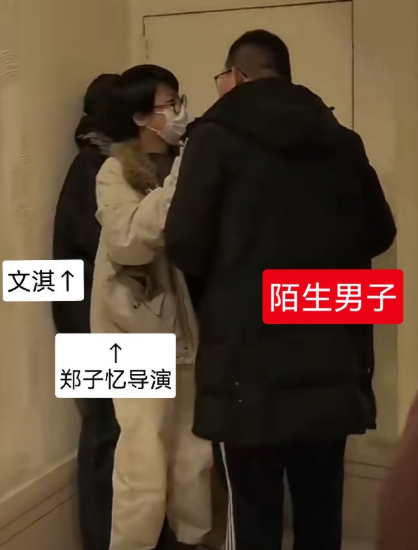 点开视频看的时候，真的被吓到了，这个男人直接把两个女孩逼近墙角这不是追星，这已