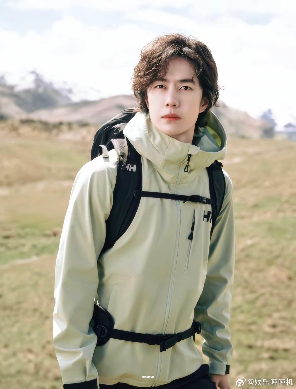 我好奇的问闺蜜，以王一博的实力，为什么宁肯和乐华续约也不出来单干呢？闺蜜若有所思