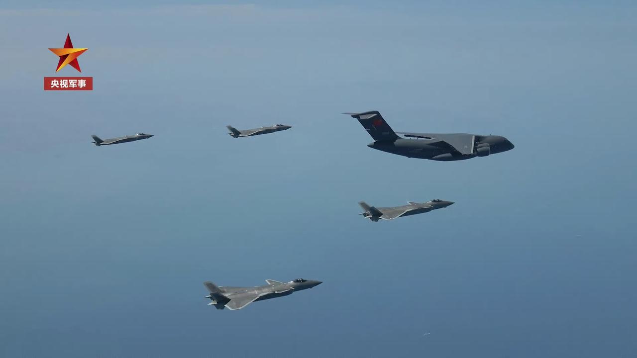 “红鹰”编队迎接英雄回家全程护卫！空一旅歼-20四机编队护航运-20B接迎志