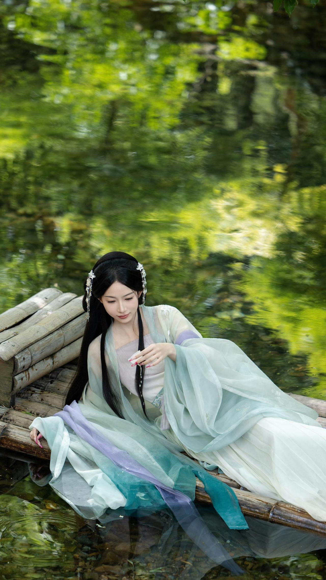 古风少女在竹筏上悠然自得，仿佛穿越回古代的仙境。