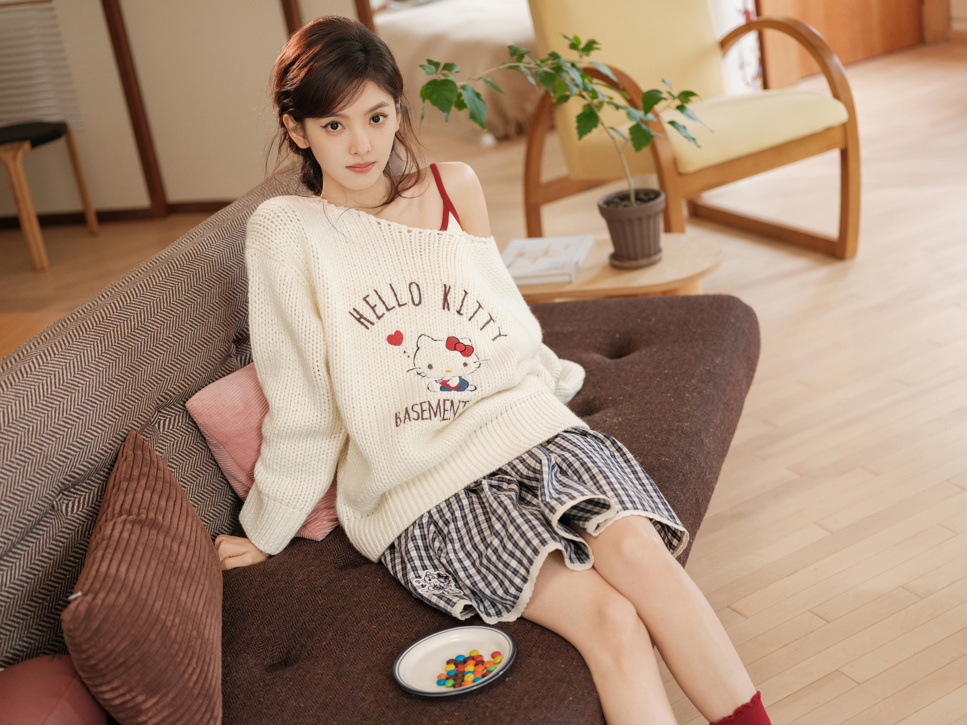 章若楠有这样的Kitty系女友，每天都是被可爱击中的一天~慵懒毛衣配甜系编发