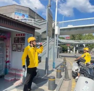 重庆外卖小哥路边被小女孩讨水喝，一句问话撕开心酸真相，看完破防了重庆的街头