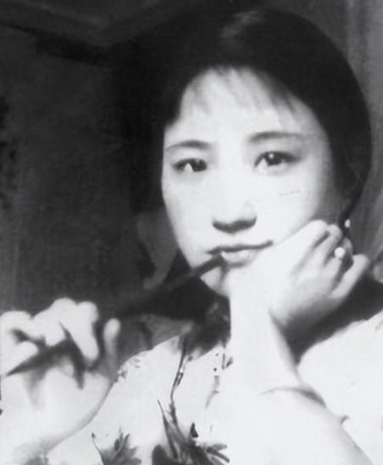 1961年，陆小曼穷得吃不起鸡蛋时，将唯一的貂皮大衣卖掉，买来几斤大闸蟹，请3个