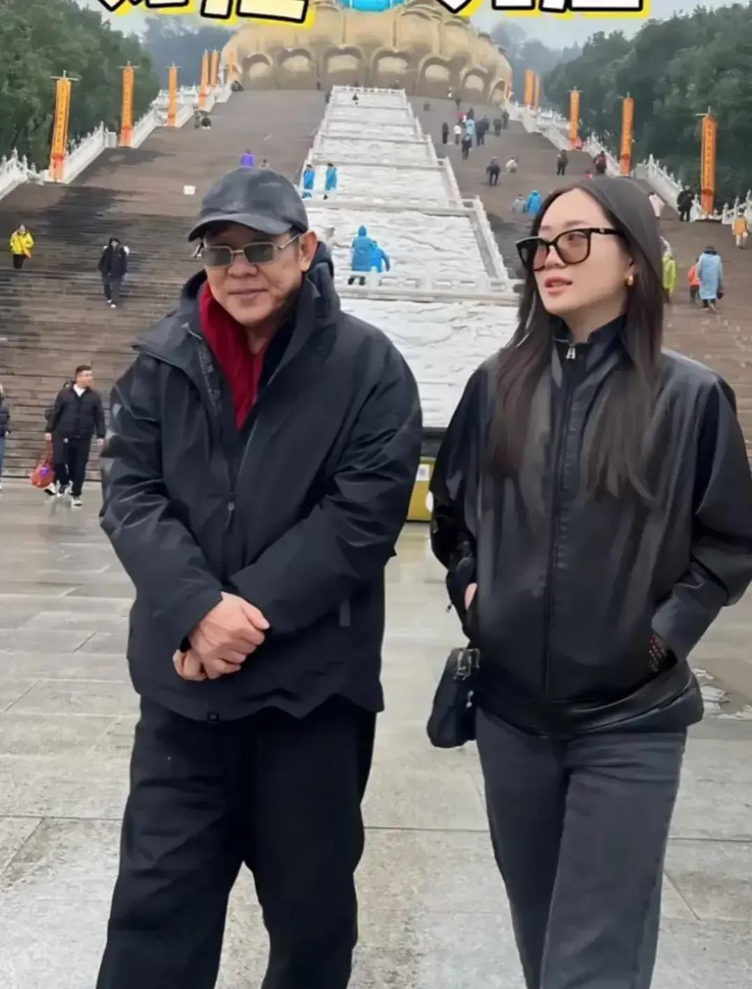 发现没，能打赢李连杰的，从来不是电影里的反派。这次在九华山，他被拍到需要女儿轻