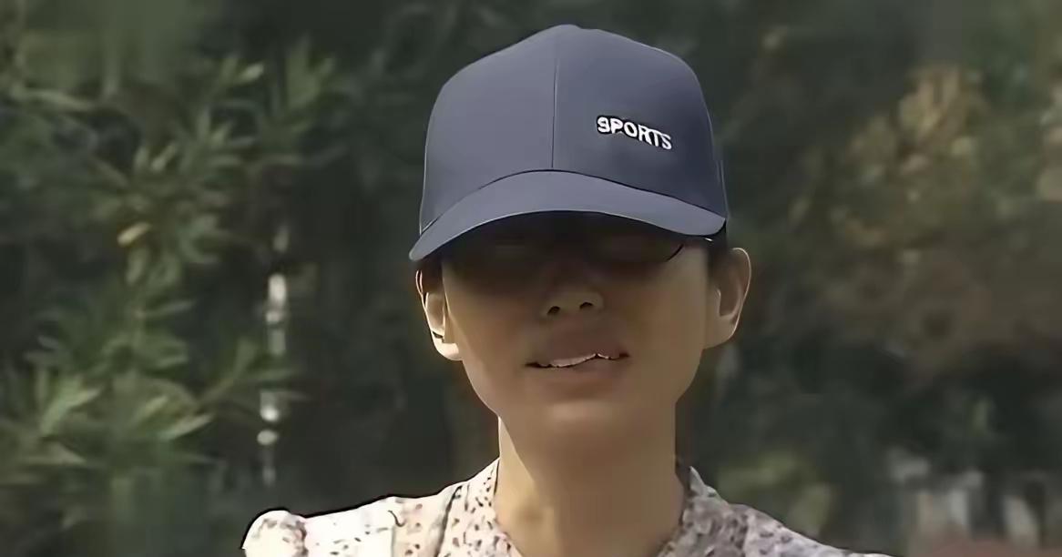 🌛女子八年拒绝男友求婚八次，最后2024年，男子娶了别的女人，而她得知男子