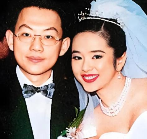 1995年，叶蕴仪拒绝了苦追她三年的林志颖，转身嫁给了千亿富豪的陈柏浩，婚后的第