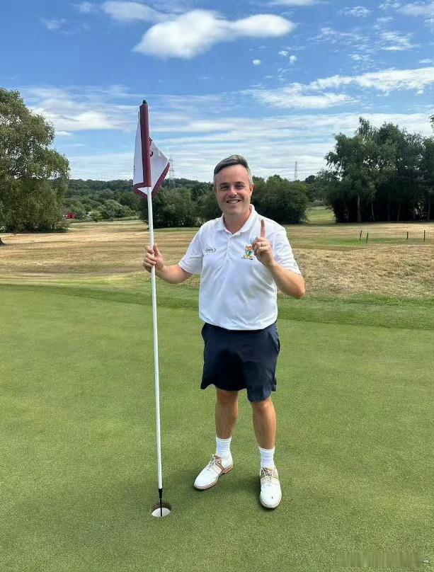 英球员轰出376米一杆进洞这是人打出来的球吗！！🏌️三百多米直接一杆进洞，队