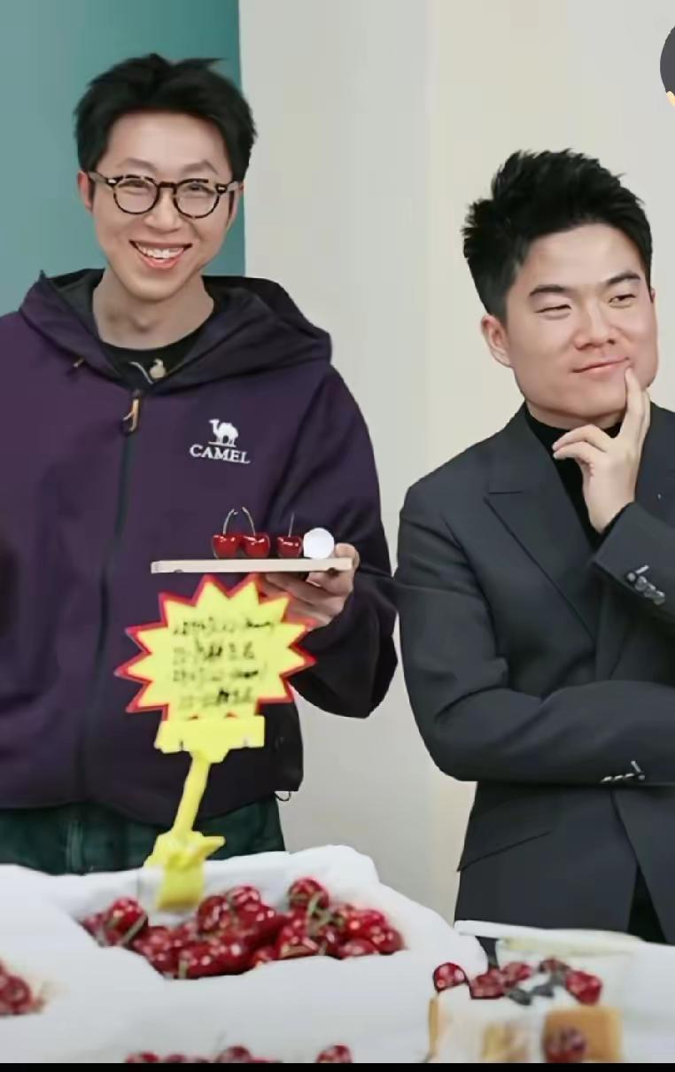 昨天晚上，董宇辉直播，全程没有回应任何争议，只是在买货！粉丝们也一直在鼓励他！可