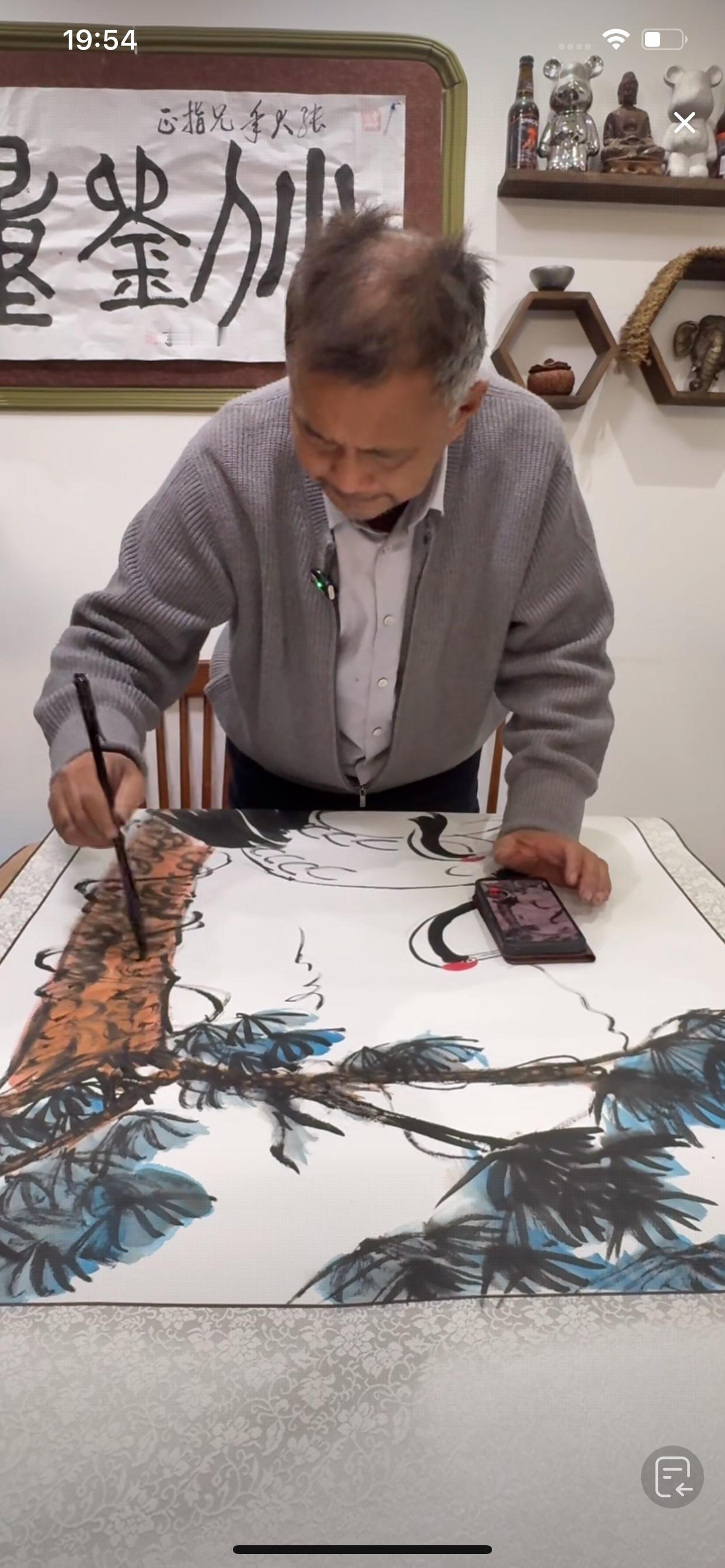 仙游行后，沈巍心情大好，住在主播家，不受打扰，能够安心写字画。这两天，他就画了好