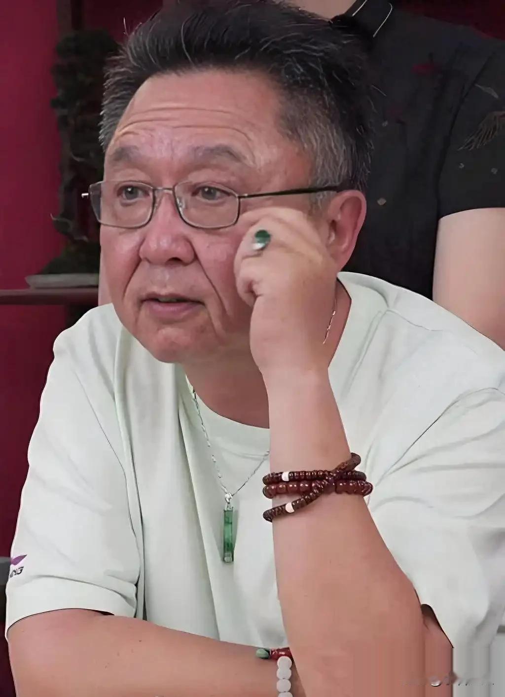 我问老公：郭德纲最近风波不断，于谦咋连个声都不吭？老公听完直乐：“你当人家没