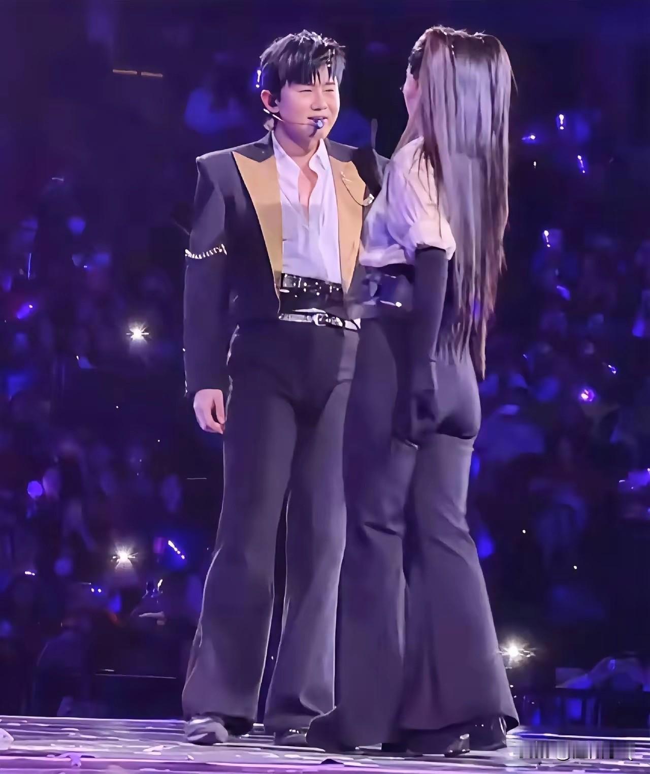 真的对不住了，我的注意力完全不在张杰和谢娜的舞姿上，全落在他们的裤子上和屁股上了