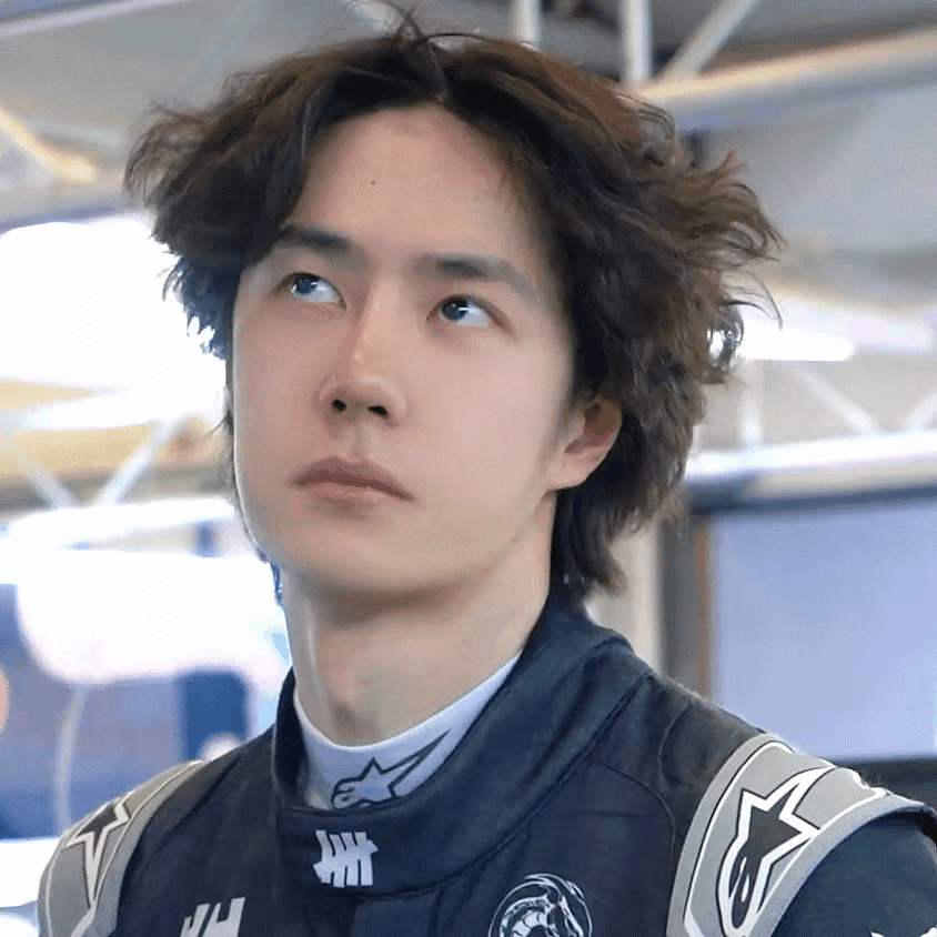 王一博这眼睛，有点东西。不仅像星星一样炯炯有神、闪闪发光，而且单双并行，没事