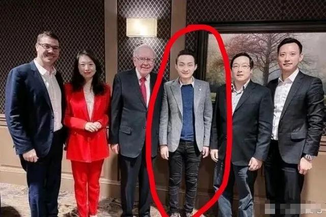 越想越不对！一是孙哥让助理用黑胶布遮光，丽思卡尔顿那么高级的酒店，难道没有遮