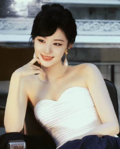 大方提礼服防走光怎么了？自然反应比硬凹造型可爱一百倍！内娱活人密码被王楚然拿捏了