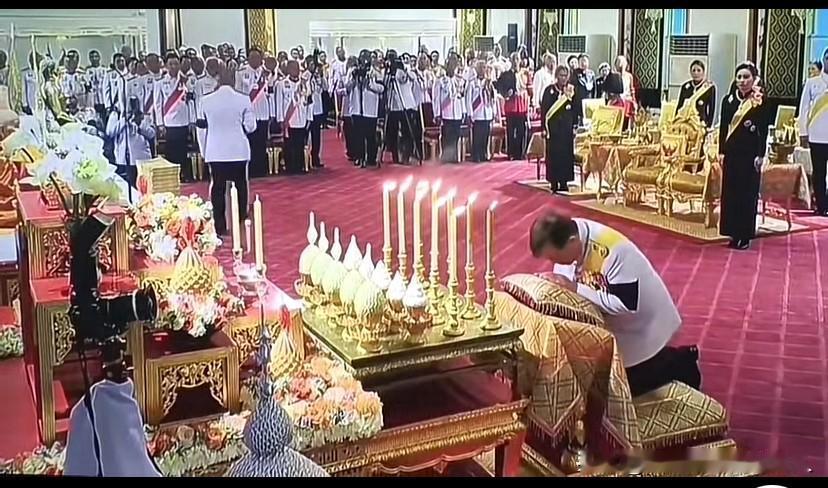 泰王跪女儿，不是父亲在送别孩子，是国王在履行义务！帕公主是嫡长女、是正统血脉，在