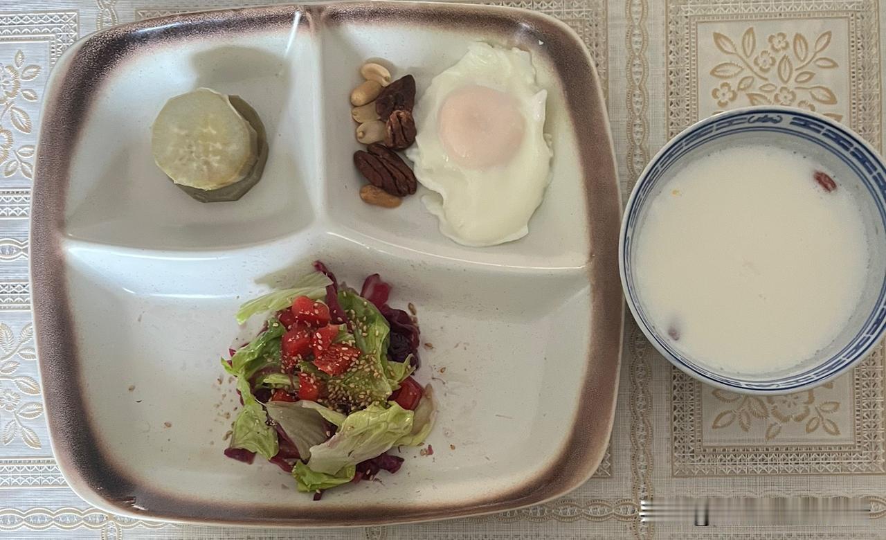 能减脂控糖的早餐：图片来源是我营养师的今日早餐，是按211饮食法的量来搭配。