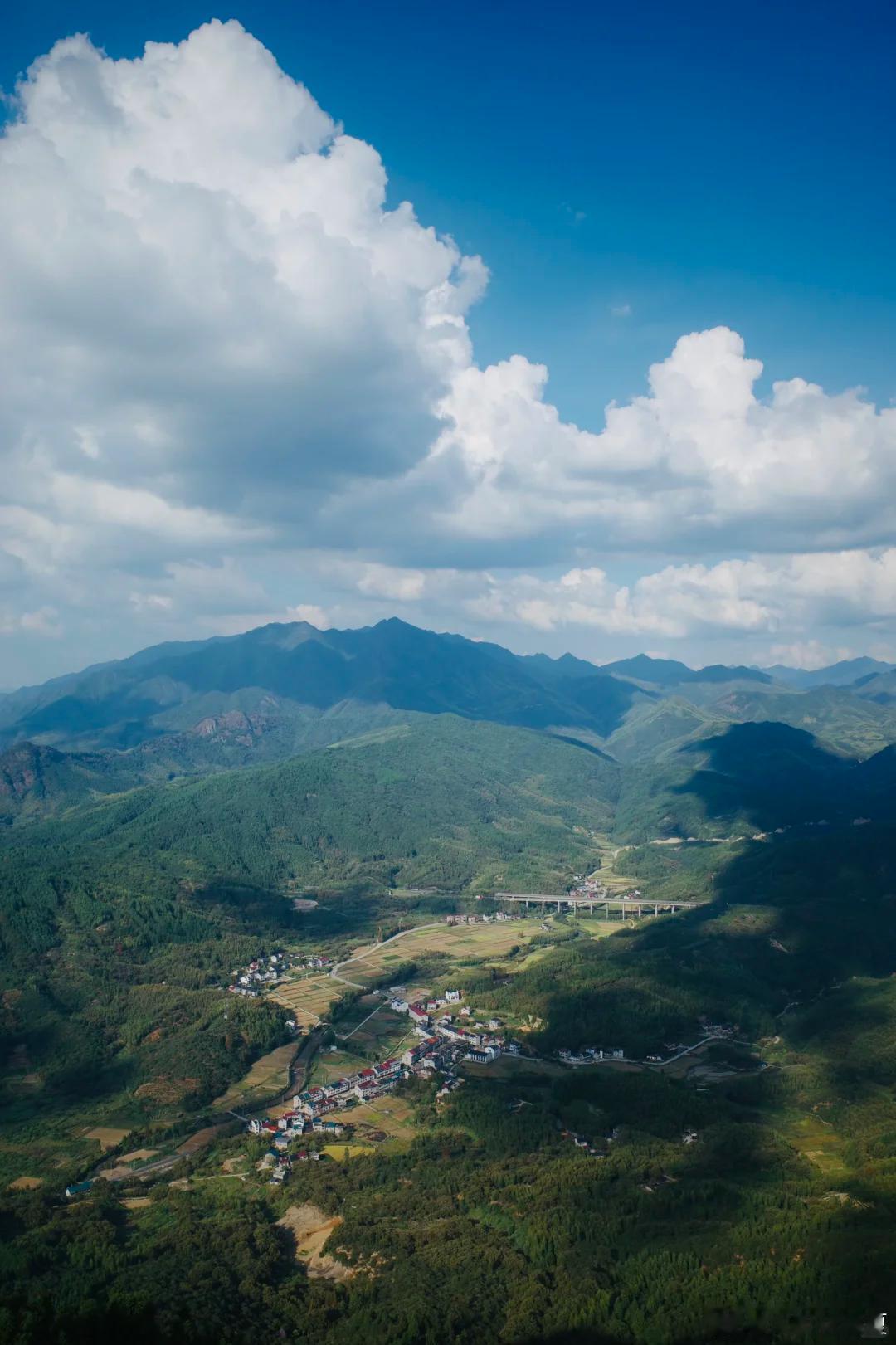 户外游充电站微博旅行ing江山浮盖山藏在仙霞岭余脉间，原生态花岗岩地貌奇峰怪石林