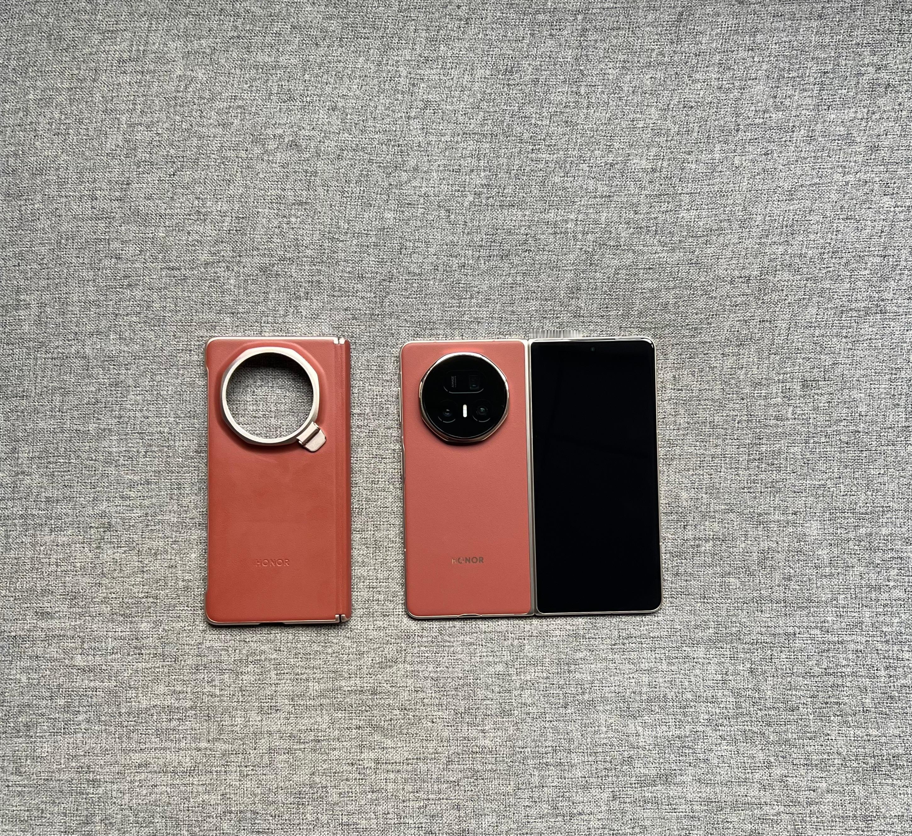 荣耀MagicV516+512G丝路敦煌，外屏细小划痕，内屏完美，外壳小磕