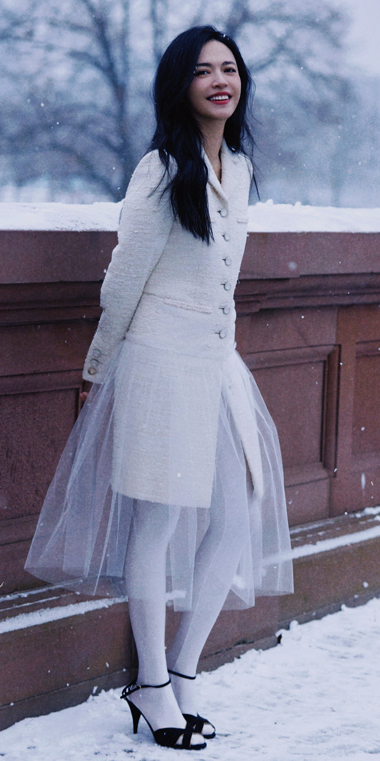 姚晨薄纱摇曳，美腿配白色丝袜，氤氲冬日浪漫气息。