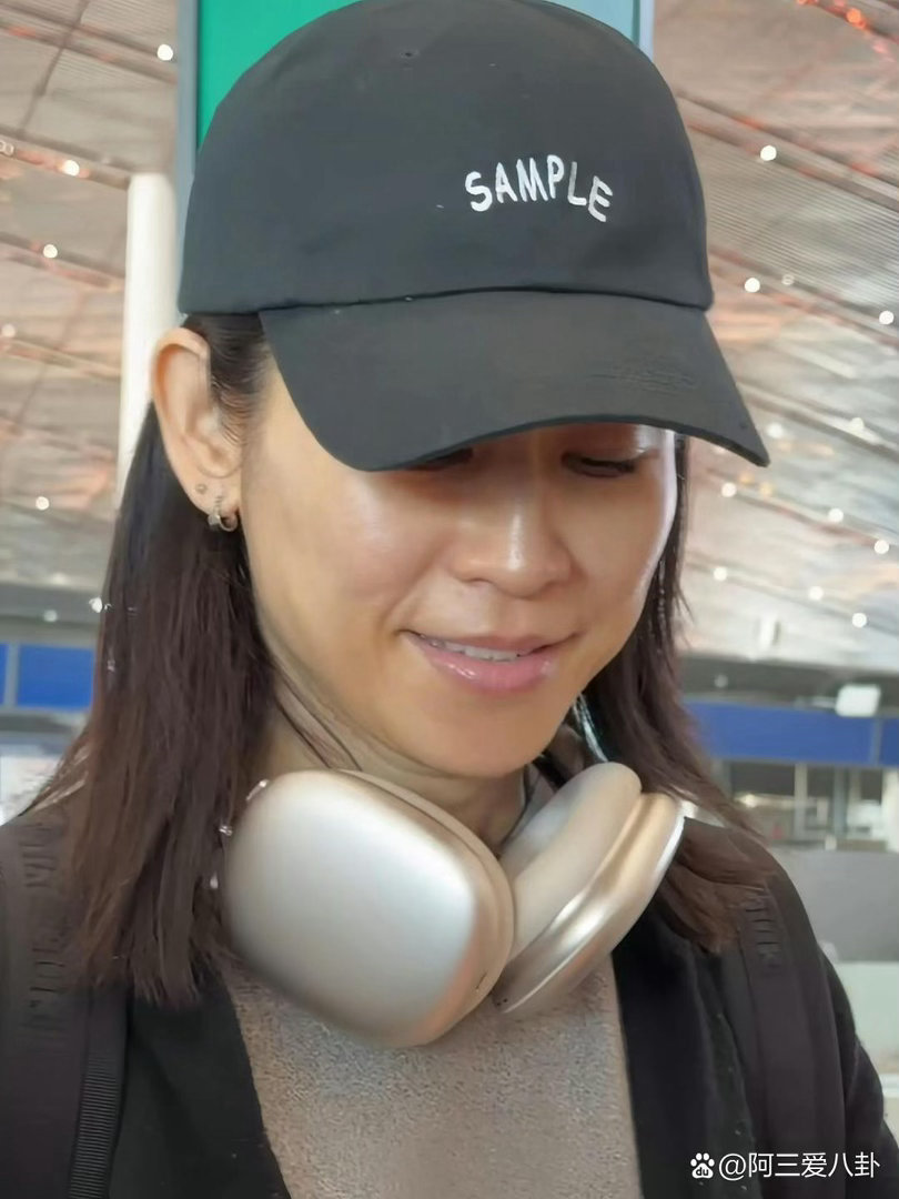 55岁宣萱纯素颜出镜，无美颜无滤镜超真实，状态自然又舒展，尽显从容底气～