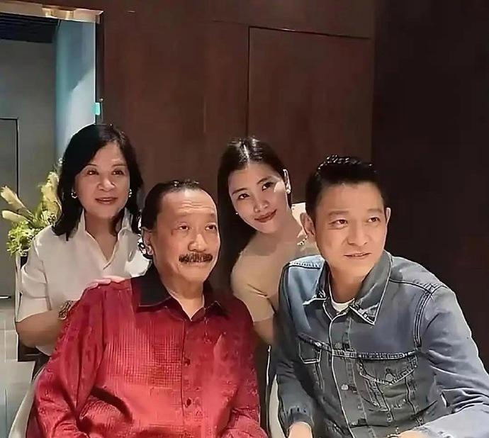 64岁的刘德华终于开始大大方方的公开自己和老婆朱丽倩的照片。​