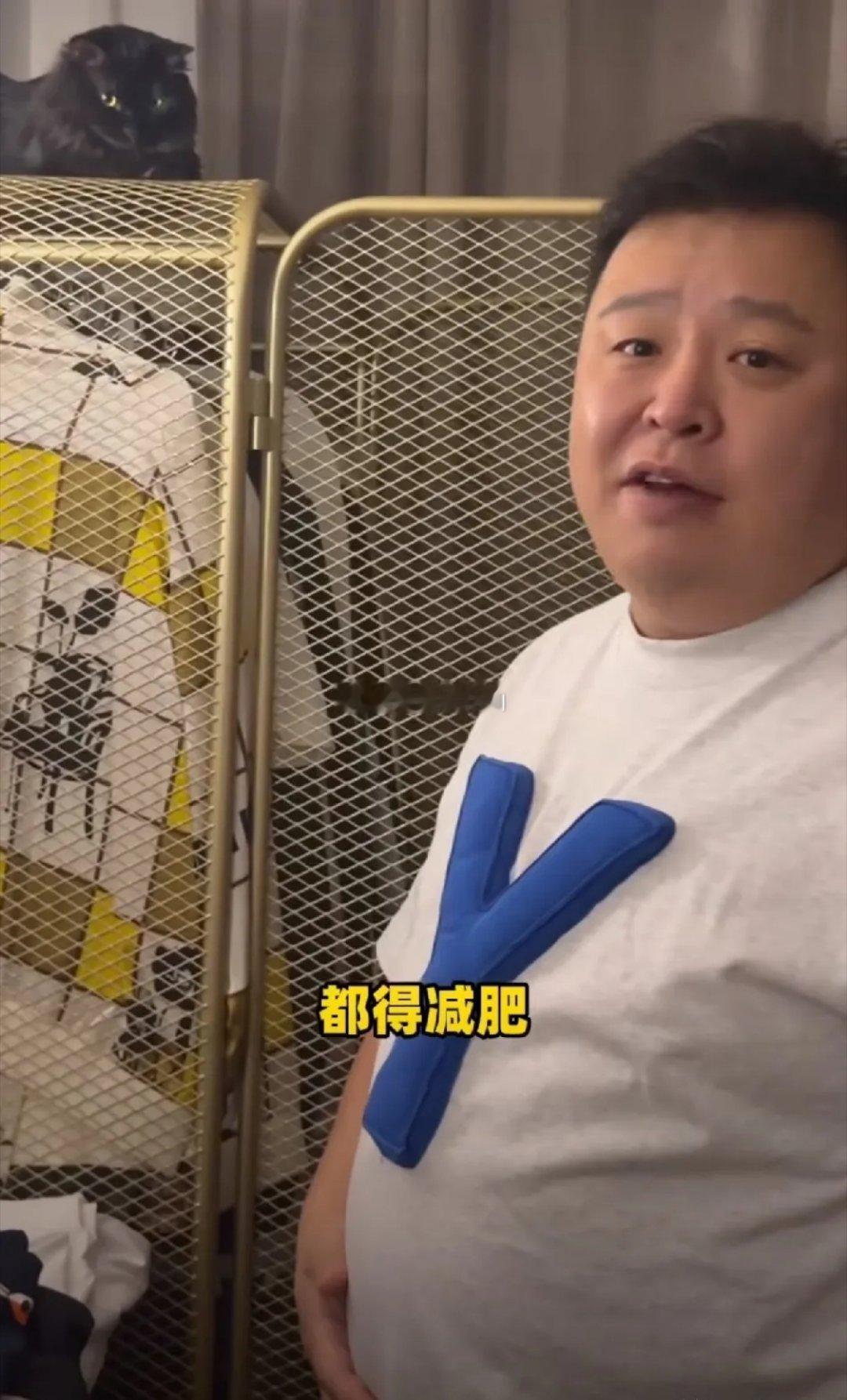 德云社演员阎鹤祥，因体重超标、膝盖不适去医院检查，被诊断为重度脂肪肝。视频中的一