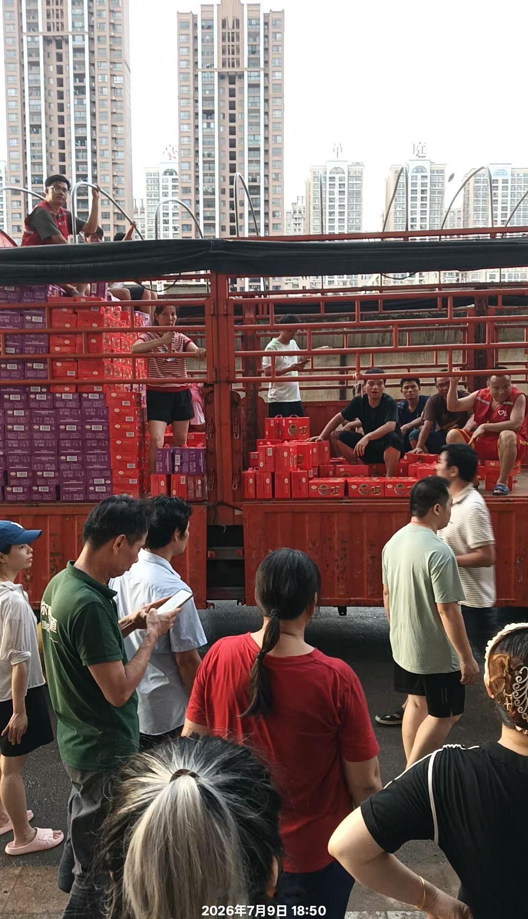 广西洪水，感谢社会各界人士政府。物资充足，感谢大家，感谢大家的救援捐赠爱心物资