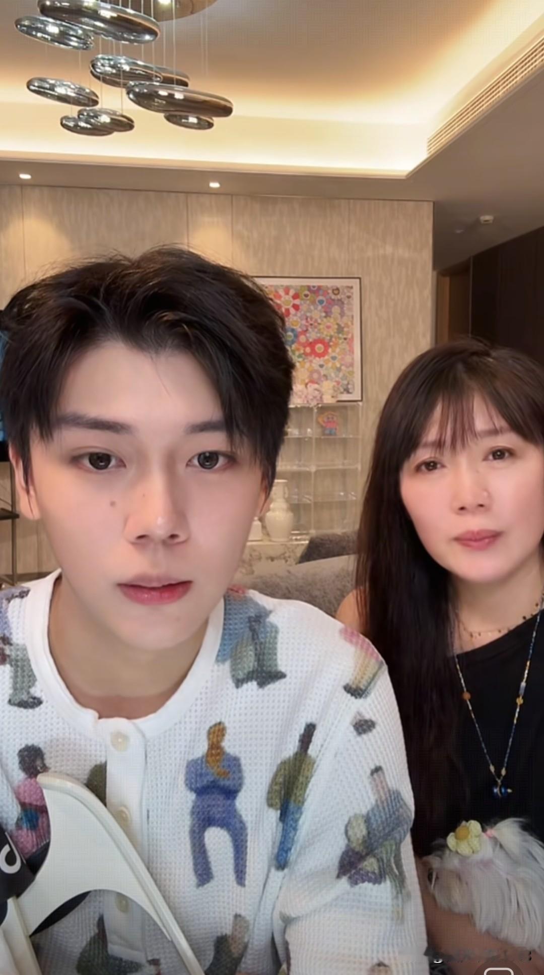 韦雪前男友kk单独直播了。并且妈妈也出现在直播间，直播人气一万多。榜一大哥竟然是