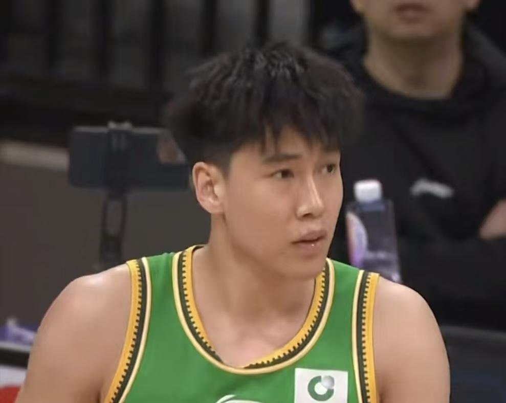 李虎翼正在等待一个机会，那就是等待辽宁裁掉一个小外援，给虎子腾出一些时间威尔