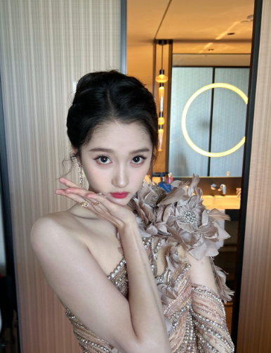 有点心疼关晓彤了，她估计自己也没想到，鹿晗这么一亮相，她竟然被所有人打上了