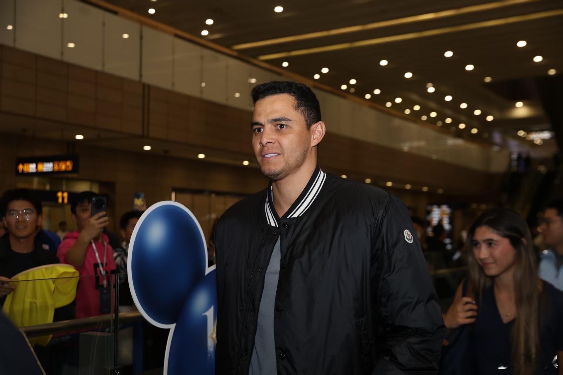 在昨晚申花队与青岛海牛的比赛开始前，前上海申花队队长吉奥·莫雷诺乘坐的东航MU7