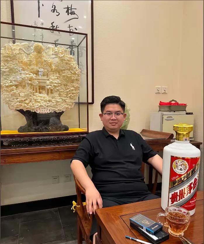 可以肯定，公职人员现在不敢出现在这样的酒桌上，更不敢喝这种高端酒。从前