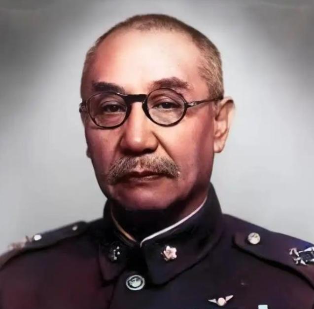 1949年深冬，阎锡山等14人，乘坐的飞机，遇寒流无法上升，陈立夫劝阎锡山：“你
