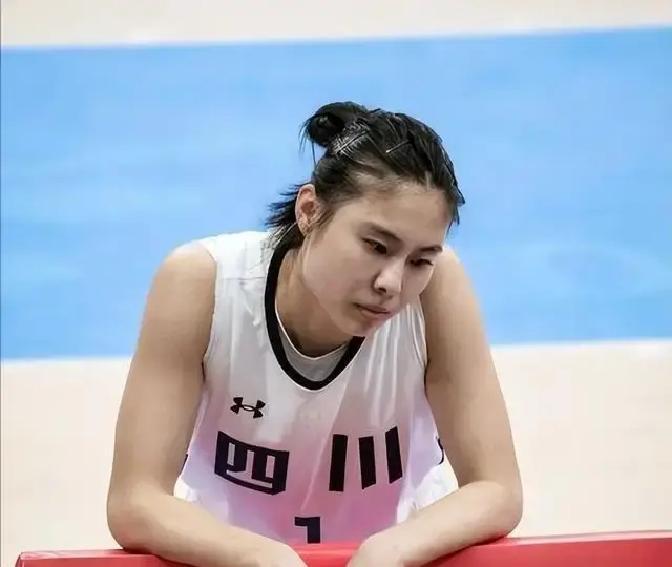 2人坐牢，只因一条假视频！把宫鲁鸣和王思雨剪成吵架，再配段字幕，流量就飙到