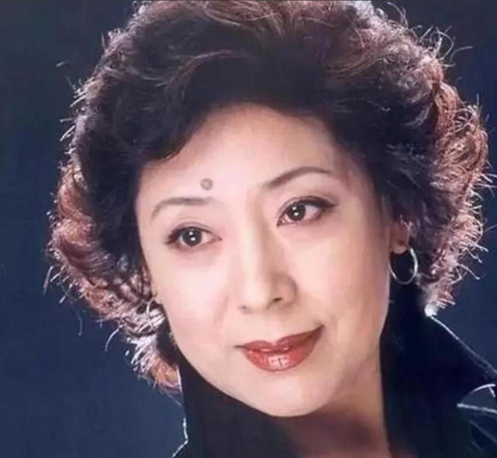 1990年，歌唱家关牧村因丈夫的长期家暴，毅然提出离婚，丈夫强硬地表示离婚可以，