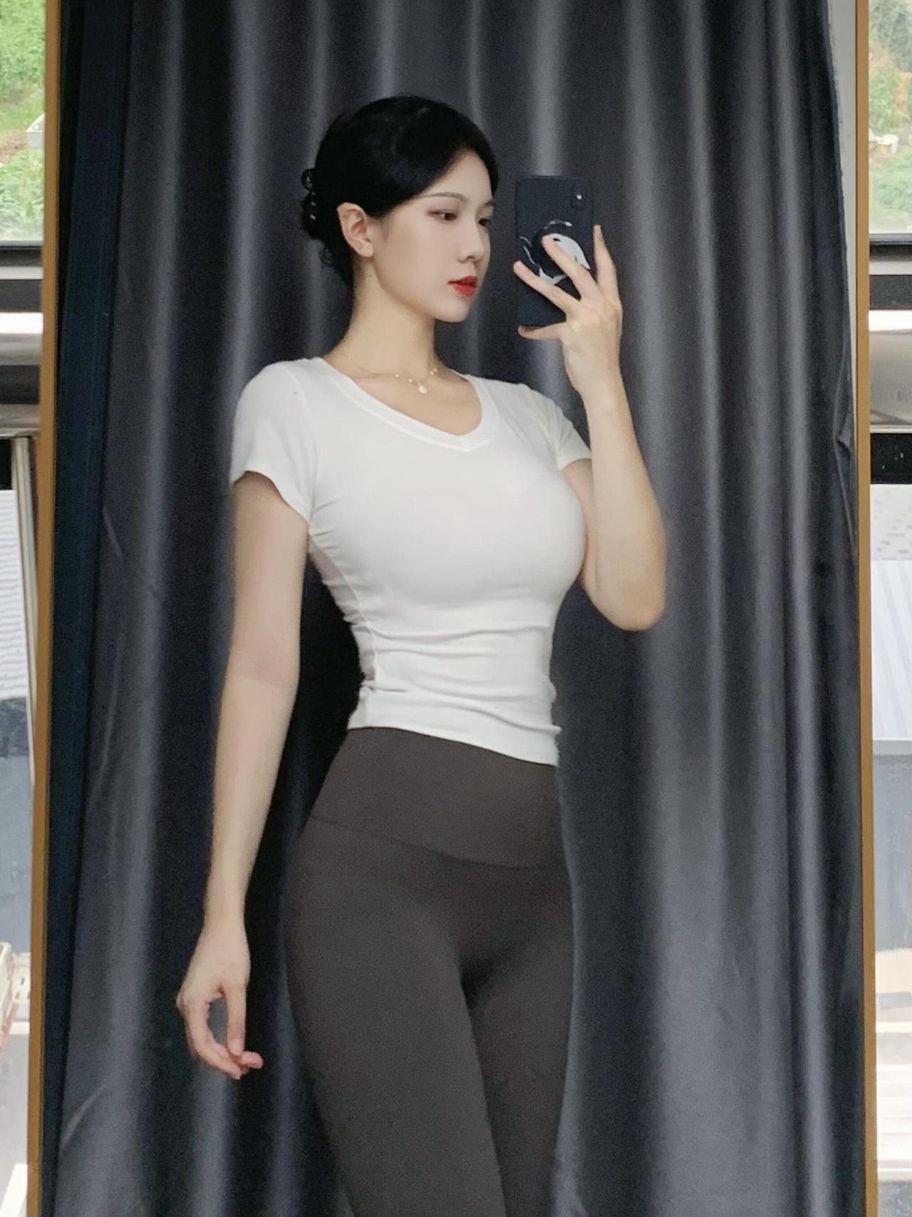 优雅自拍，简约白T恤搭配高腰裤，气质满满！