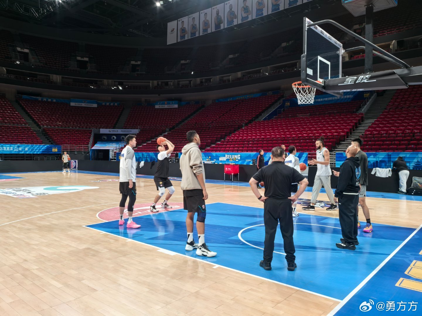 北京男篮vs同曦男篮今天的赛前训练，除赵睿、曾凡博缺席，首钢17名球员到场，包