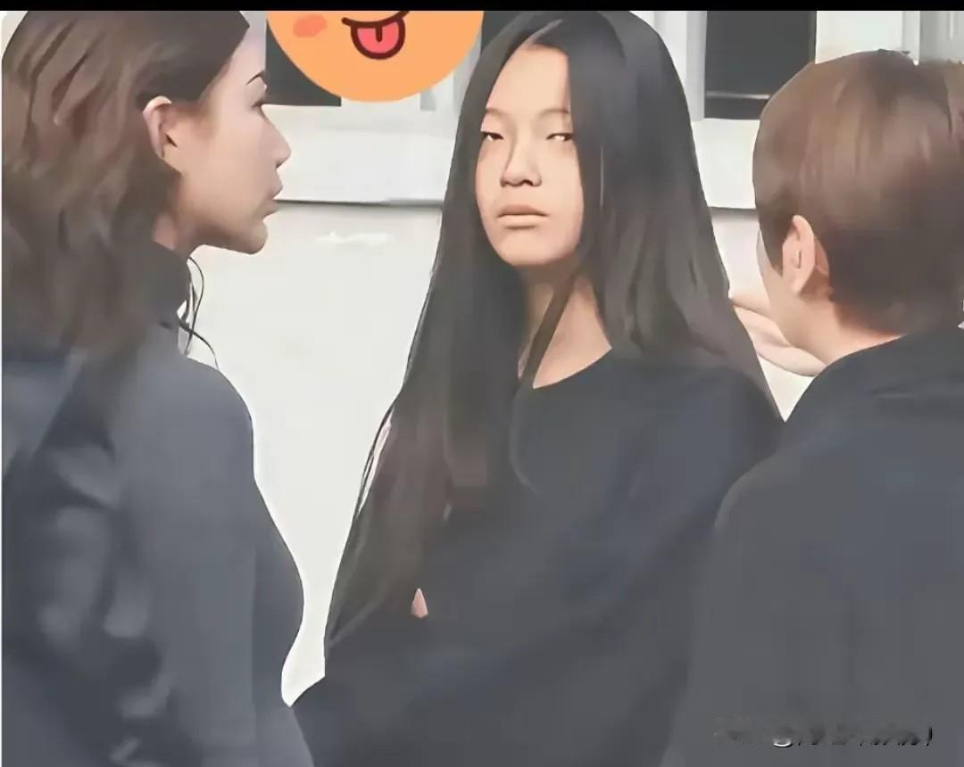 看了小玥儿穿衣风格与打扮，彻底揭开了小玥儿如今的生活现状，孩子眼下的状态，实在令
