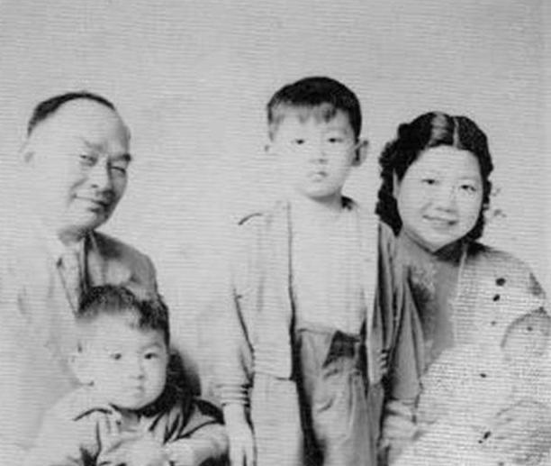 1950年4月，胡宗南率残部逃到台湾东部花莲，途中既慌乱又狼狈。据一路追随胡宗南
